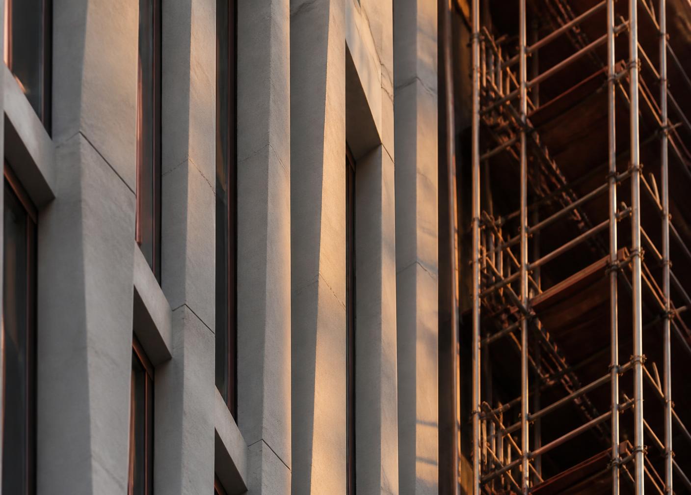 Détail de façade et échafaudage — les processus administratifs du BTP maîtrisés par LIKAD Gestion